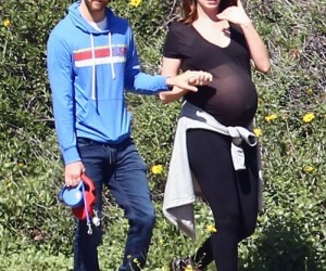 Беременная Энн Хэтэуэй с мужем на прогулке (7 фото)