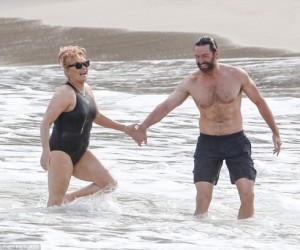 Хью Джекман с женой на пляже (16 фото)