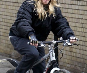 Мадонна на велосипеде (4 фото)