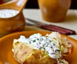 Готовим печеный картофель с селедочным соусом (рецепт)