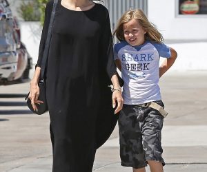 Анджелина Джоли с дочкой Вивьен (13 фото)
